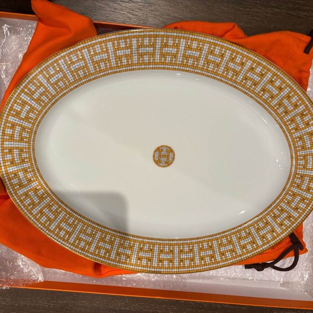 Elegant White Porcelain Serving Platter - Picture 2 of 5